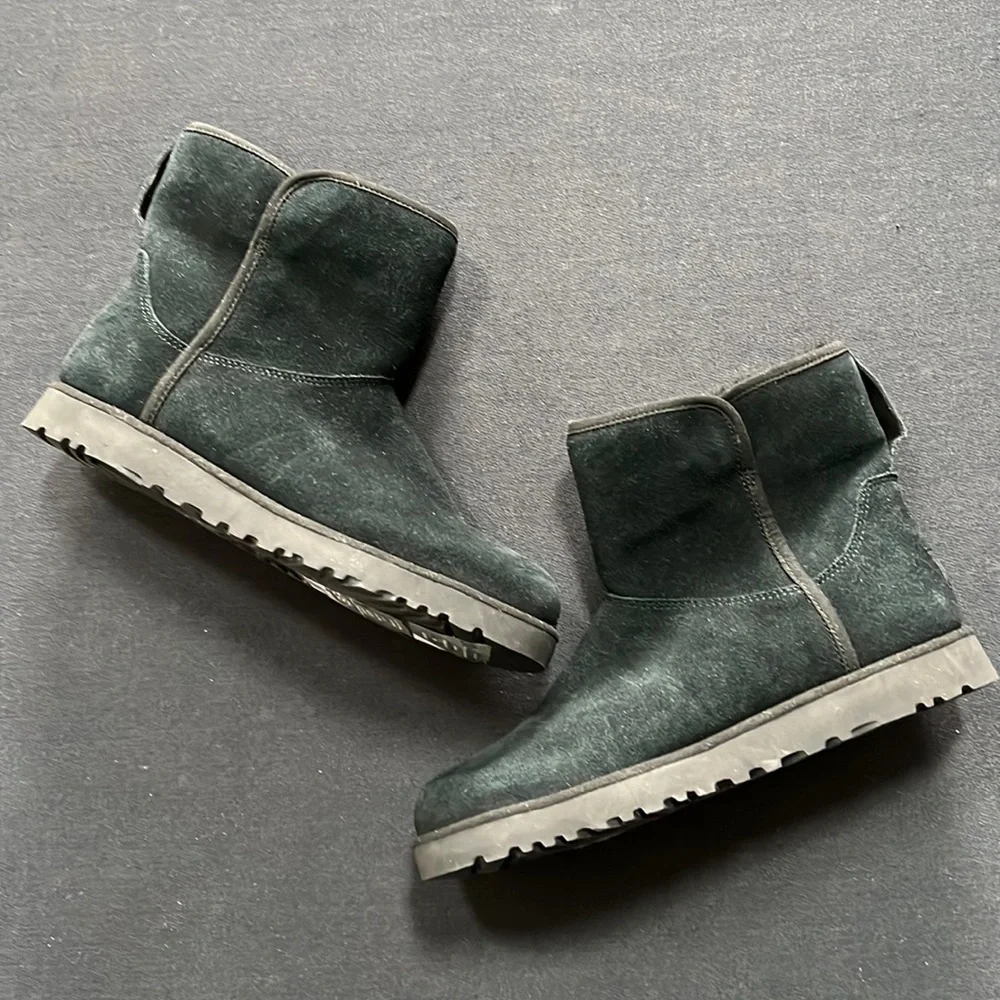 Ugg Cory II Genuine Shearling Lined Boot in black size 6